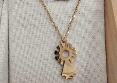 Colgante Virgen del Pilar dorado