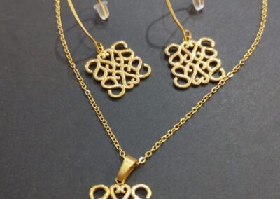 Juego de colgante y pendientes