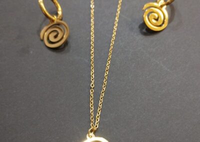 Juego de pendientes y colgante espirales