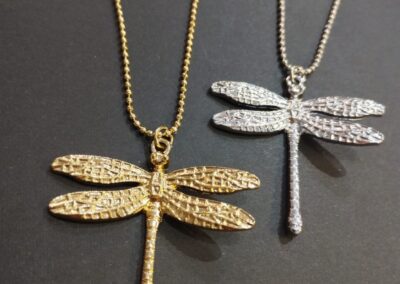 Colgantes de libélulas