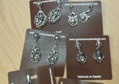 Bisutería pendientes y colgantes Mercería El Siglo